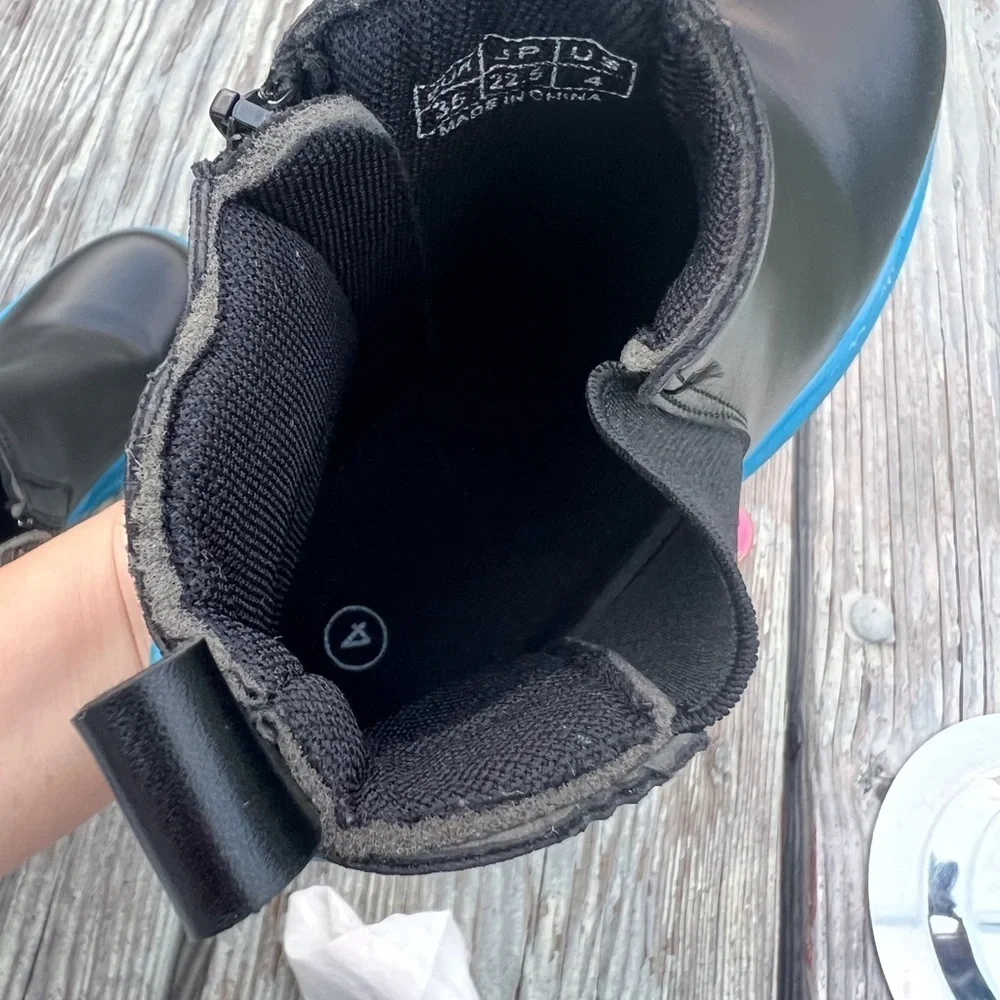 Kids boots size 4 excellent condition